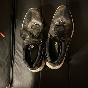 Men’s under armor shoes, great condition